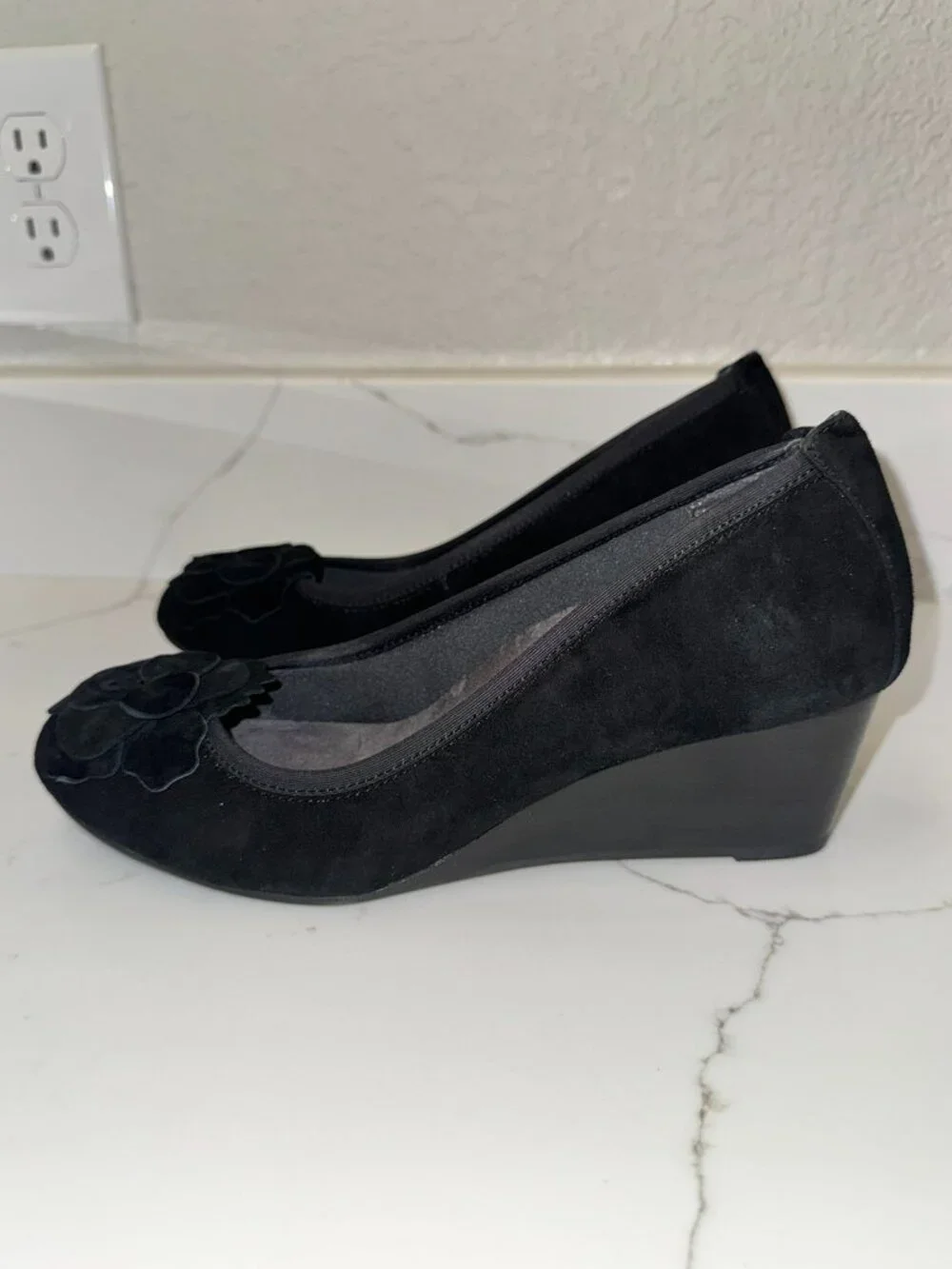 Vionic Hayes Black Suede Wedge Heels Size 7.5 | Floral Appliqué | Orthotic Comfo